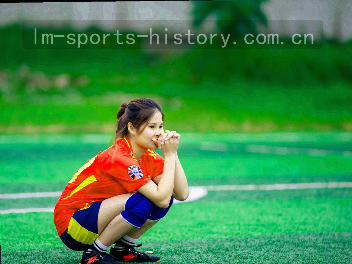 俯拍球场局部叠加半透明战术网格与记分牌数字，画面中没有人物