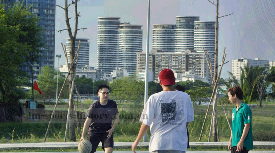 横向战术板线条连接多个赛季节点，冷灰蓝与青柠绿标注历史与当前记录